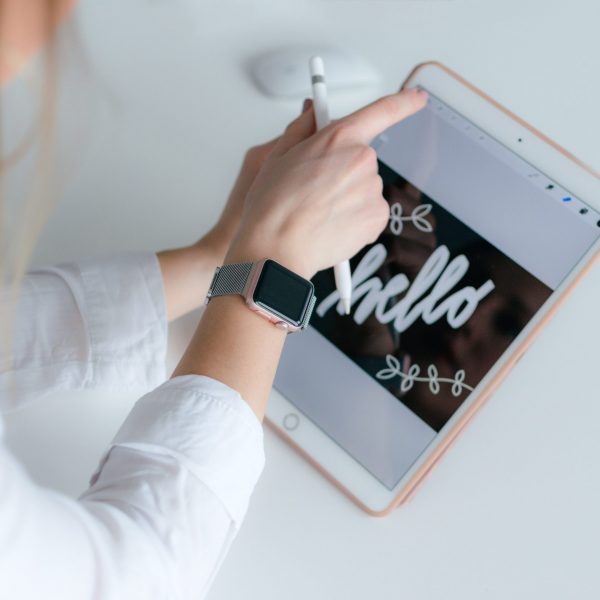 Mujer Con Applewatch Con Ipad Dorado Y Apple Pencil